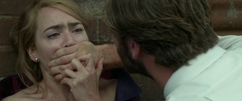 Movie still from “The Dressmaker” (2015), directed by Jocelyn Moorhouse – A man and a woman face each other in front of a brick wall; Close Up shot, Over the shoulder angle