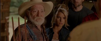 Movie still from “The Dukes of Hazzard” (2005), directed by Jay Chandrasekhar – A man and a woman standing next to each other; Close Up shot, Over the shoulder angle