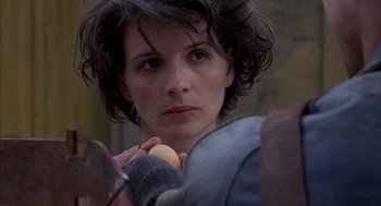 Movie still from “The English Patient” (1996), directed by Anthony Minghella – A person holding an egg; Close Up shot, Over the shoulder angle