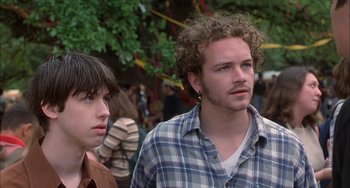 Movie still from “The Faculty” (1998), directed by Robert Rodriguez – A man and a woman standing next to each other; Close Up shot, Low angle
