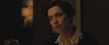 Movie still from “The Gift” (2015), directed by Joel Edgerton – A person with short hair; Close Up shot, Over the shoulder angle