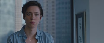 Movie still from “The Gift” (2015), directed by Joel Edgerton – A woman is standing in front of a window; Close Up shot, Over the shoulder angle