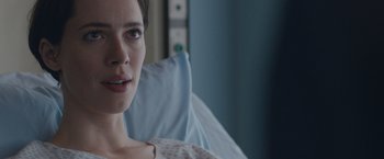 Movie still from “The Gift” (2015), directed by Joel Edgerton – A person sitting in a hospital bed; Close Up shot, Over the shoulder angle