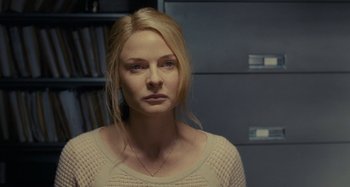 Movie still from “The Girl on the Train” (2016), directed by Tate Taylor – A woman with blonde hair wearing a beige sweater; Close Up shot, Over the shoulder angle