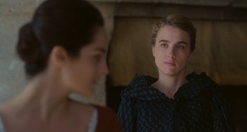 Movie still from “Portrait of a Lady on Fire” (2019), directed by Céline Sciamma – Two women are looking at each other in a room; Close Up shot, Over the shoulder angle
