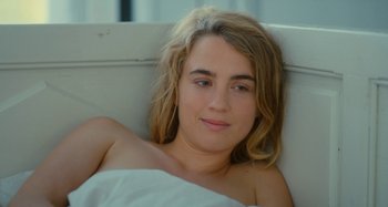 Movie still from “Portrait of a Lady on Fire” (2019), directed by Céline Sciamma – A woman laying in a bed with a white sheet; Close Up shot, High angle