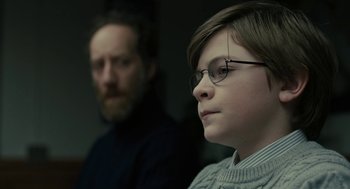 Movie still from “The Goldfinch” (2019), directed by John Crowley – A man and a woman sitting next to each other; Close Up shot, Over the shoulder angle