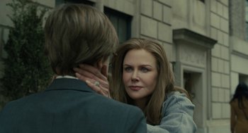 Movie still from “The Goldfinch” (2019), directed by John Crowley – A woman sitting next to a man on a sidewalk; Close Up shot, Over the shoulder angle