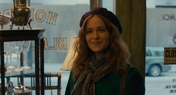 Movie still from “The Goldfinch” (2019), directed by John Crowley – A woman in a green jacket and a purple hat; Close Up shot, Over the shoulder angle