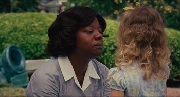 Movie still from “The Help” (2011), directed by Tate Taylor – A woman in a purple shirt is talking to a girl; Close Up shot, Over the shoulder angle