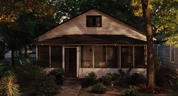 Movie still from “The Help” (2011), directed by Tate Taylor – An old house in the middle of the day; Extreme Wide shot, High angle