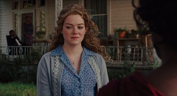Movie still from “The Help” (2011), directed by Tate Taylor – A woman with curly hair standing in front of a house; Close Up shot, Over the shoulder angle