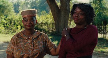 Movie still from “The Help” (2011), directed by Tate Taylor – Two women standing next to each other in front of a tree; Medium shot, Over the shoulder angle