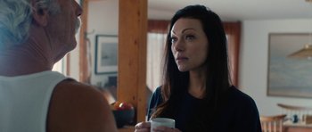 Movie still from “The Hero” (2017), directed by Brett Haley – A woman is holding a coffee cup in her hand; Close Up shot, Over the shoulder angle