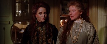 Movie still from “Practical Magic” (1998), directed by Griffin Dunne – Two women standing next to each other in front of a wall; Close Up shot, Over the shoulder angle