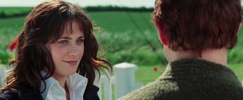 Movie still from “The Hitchhiker's Guide to the Galaxy” (2005), directed by Garth Jennings – A woman and a man are talking to each other outside; Close Up shot, Over the shoulder angle
