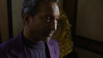 Movie still from “Full Circle” (2023), directed by Steven Soderbergh – Close Up shot, Over the shoulder angle