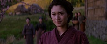 Movie still from “The Last Samurai” (2003), directed by Edward Zwick – A woman in a purple robe standing in front of a group of people; Close Up shot, Over the shoulder angle