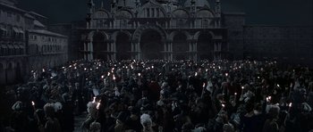 Movie still from “The League of Extraordinary Gentlemen” (2003), directed by Stephen Norrington – A crowd of people standing in front of a building; Extreme Wide shot, High angle