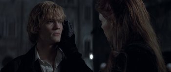 Movie still from “The League of Extraordinary Gentlemen” (2003), directed by Stephen Norrington – A man and a woman are looking into each others eyes; Close Up shot, Over the shoulder angle