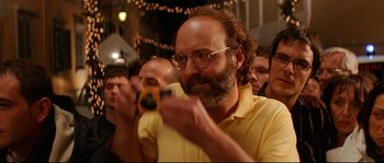 Movie still from “The Life Aquatic with Steve Zissou” (2004), directed by Wes Anderson – A man with a beard and glasses is holding a cell phone; Close Up shot, Over the shoulder angle