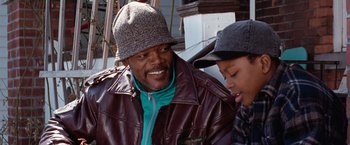 Movie still from “The Long Kiss Goodnight” (1996), directed by Renny Harlin – A man and a boy are talking to each other; Close Up shot, Over the shoulder angle