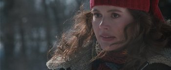Movie still from “The Long Kiss Goodnight” (1996), directed by Renny Harlin – A person wearing a hat and a scarf; Close Up shot, Over the shoulder angle