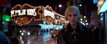 Movie still from “The Long Kiss Goodnight” (1996), directed by Renny Harlin – A woman standing on the side of a road at night; Medium shot, Low angle