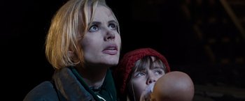 Movie still from “The Long Kiss Goodnight” (1996), directed by Renny Harlin – A woman and a child looking up into the sky; Close Up shot, Low angle