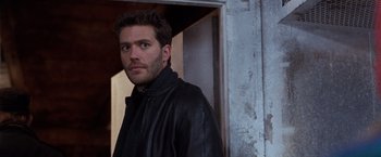 Movie still from “The Long Kiss Goodnight” (1996), directed by Renny Harlin – A person wearing a leather jacket; Close Up shot, Over the shoulder angle