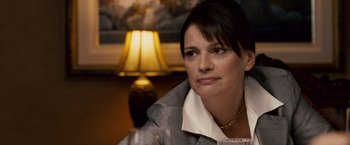 Movie still from “The Lookout” (2007), directed by Scott Frank – A person sitting in front of a lamp; Close Up shot, Over the shoulder angle