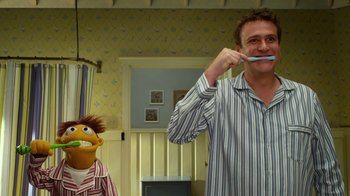 Movie still from “The Muppets” (2011), directed by James Bobin – A man brushing his teeth in front of a puppet; Medium shot, Low angle