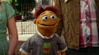 Movie still from “The Muppets” (2011), directed by James Bobin – A stuffed animal wearing a t - shirt; Close Up shot, Over the shoulder angle