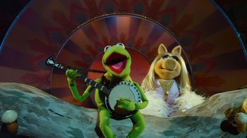 Movie still from “The Muppets” (2011), directed by James Bobin – Kermit the frog and miss piggy in the muppet show; Wide shot, High angle