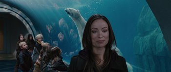 Movie still from “The Next Three Days” (2010), directed by Paul Haggis – A woman standing in front of an aquarium with a polar bear; Medium shot, Over the shoulder angle