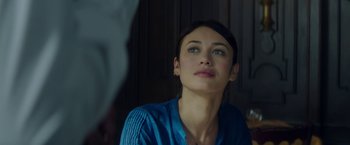 Movie still from “The November Man” (2014), directed by Roger Donaldson – A woman looking up into the air with a smile on her face; Close Up shot, Over the shoulder angle