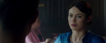 Movie still from “The November Man” (2014), directed by Roger Donaldson – Two women sitting in front of each other in a dark room; Close Up shot, Over the shoulder angle