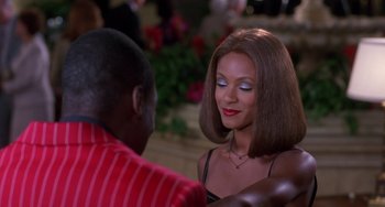 Movie still from “The Nutty Professor” (1996), directed by Tom Shadyac – A man and a woman talking to each other; Close Up shot, Over the shoulder angle