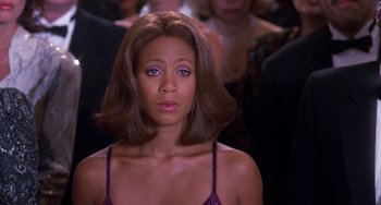 Movie still from “The Nutty Professor” (1996), directed by Tom Shadyac – A woman that is standing in front of a crowd; Close Up shot, Over the shoulder angle