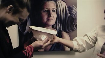 Movie still from “The Painter and the Thief” (2020), directed by Benjamin Ree – A painting of a woman holding a paper plate; Close Up shot, Over the shoulder angle