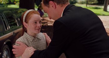 Movie still from “The Parent Trap” (1998), directed by Nancy Meyers – A man and a girl are standing together; Medium shot, Over the shoulder angle