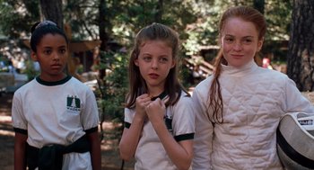 Movie still from “The Parent Trap” (1998), directed by Nancy Meyers – A group of young people standing next to each other; Close Up shot, Over the shoulder angle
