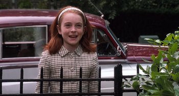 Movie still from “The Parent Trap” (1998), directed by Nancy Meyers – A young girl standing in front of a fence; Medium shot, Over the shoulder angle