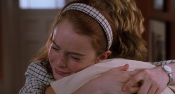 Movie still from “The Parent Trap” (1998), directed by Nancy Meyers – A woman is hugging another woman in a black and white outfit; Close Up shot, Over the shoulder angle
