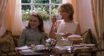 Movie still from “The Parent Trap” (1998), directed by Nancy Meyers – A woman and a girl sitting at a table eating cake; Medium shot, Over the shoulder angle