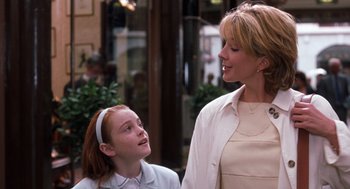 Movie still from “The Parent Trap” (1998), directed by Nancy Meyers – A woman and a young girl standing next to each other; Medium shot, Over the shoulder angle