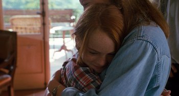 Movie still from “The Parent Trap” (1998), directed by Nancy Meyers – A woman holding a young child in her arms; Close Up shot, Over the shoulder angle