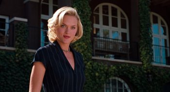 Movie still from “The Parent Trap” (1998), directed by Nancy Meyers – A woman standing in front of a building; Medium shot, Low angle