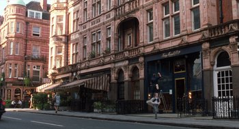 Movie still from “The Parent Trap” (1998), directed by Nancy Meyers – People walking down the sidewalk in front of a building; Extreme Wide shot, High angle