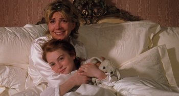 Movie still from “The Parent Trap” (1998), directed by Nancy Meyers – A woman and a child are laying in a bed together; Close Up shot, High angle